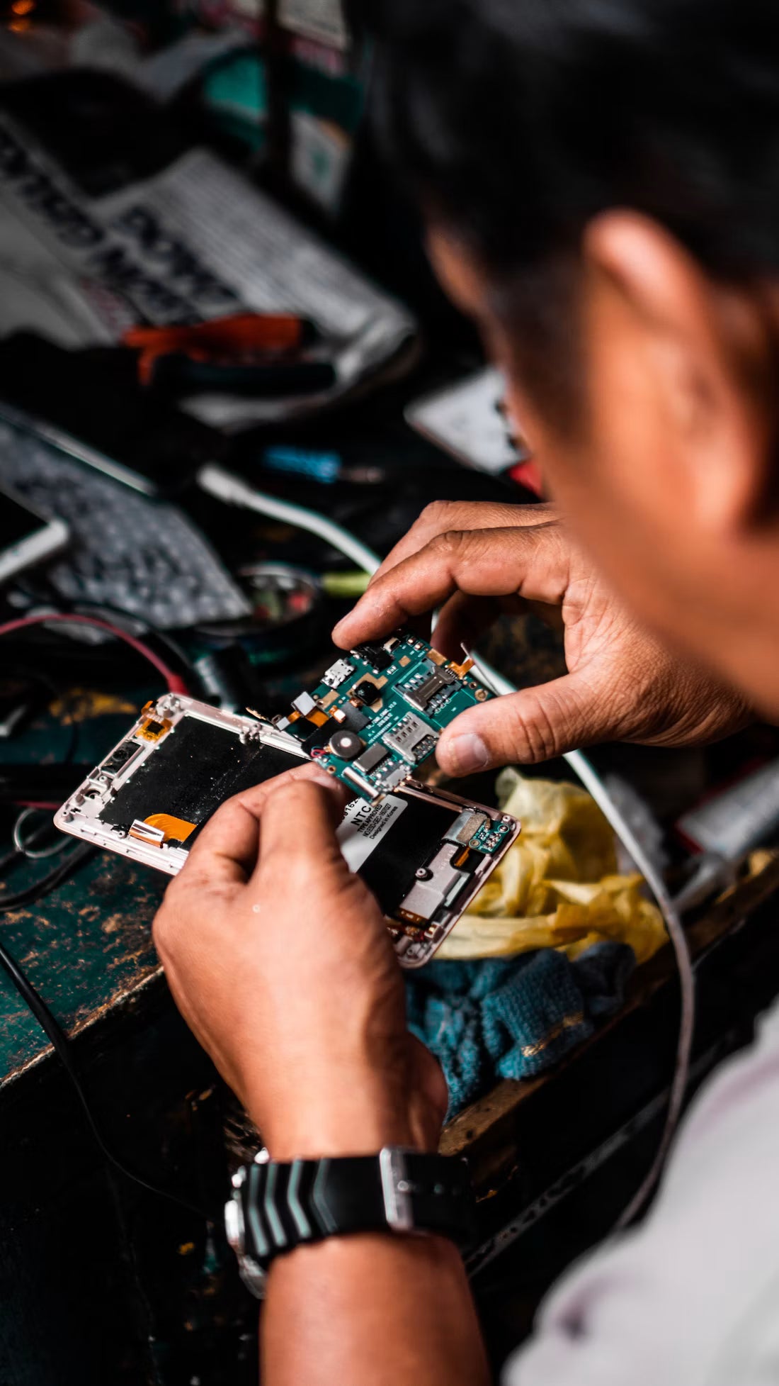 Dr Mobiles technician repairing a smartphone